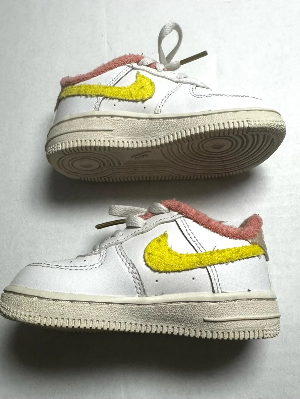 Nike Force 1 LV8 Sneaker In White/Yellow Strike-Phantom-Pearl Toddler Size: 7C
